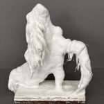 K1 Schneefigur, Gips und Draht auf Holzplatte von Ceyla (SJ 2024_25)