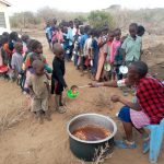 Schlange für Mittagessen