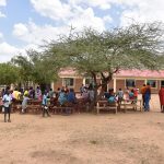 Versammlung vor Schule