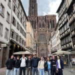Vor der Westfassade des Straßburger Münsters