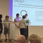 Urkunde und Preis werden überreicht