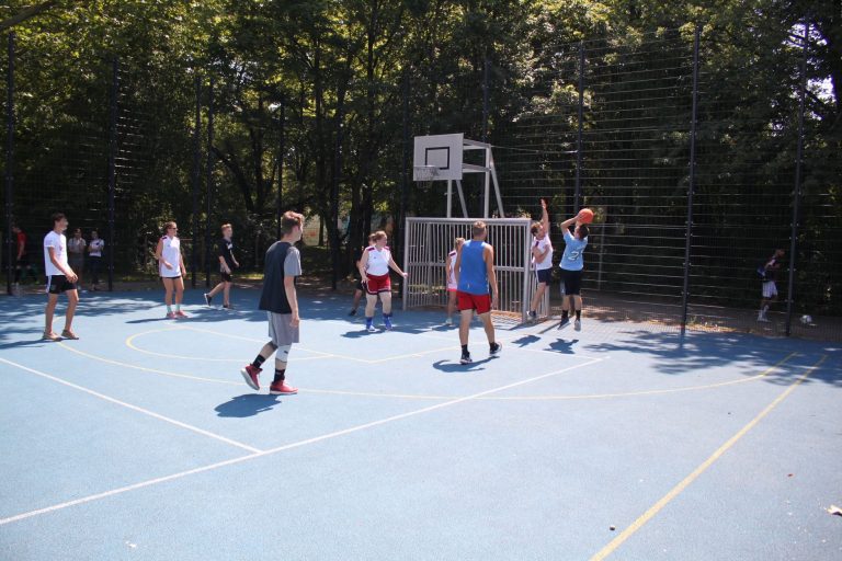Lehrer*innen-Schüler*innen-Turnier: Basketball